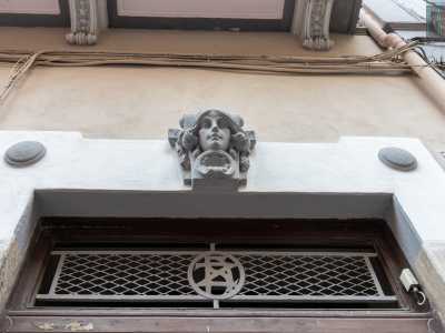 ...come i volti femminili posti sugli architravi dei portoni. Fabbricati che, seppur antichi, sono meno imponenti di quelli che caratterizzano l�Umbertino...